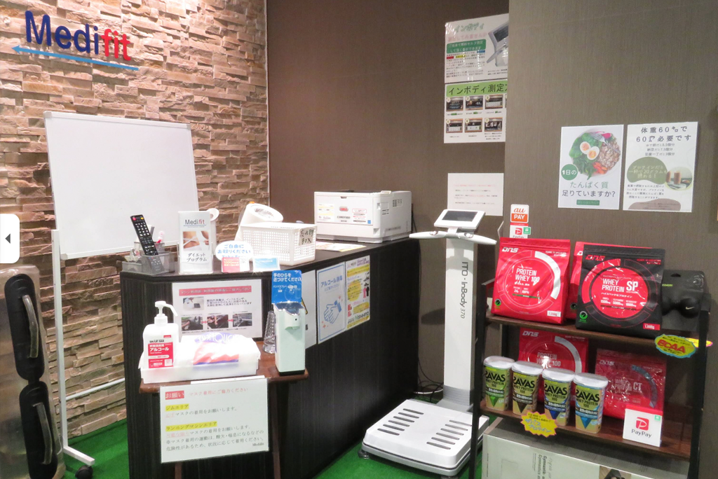 画像：男性がダンベルを持ち上げてトレーニングをしています